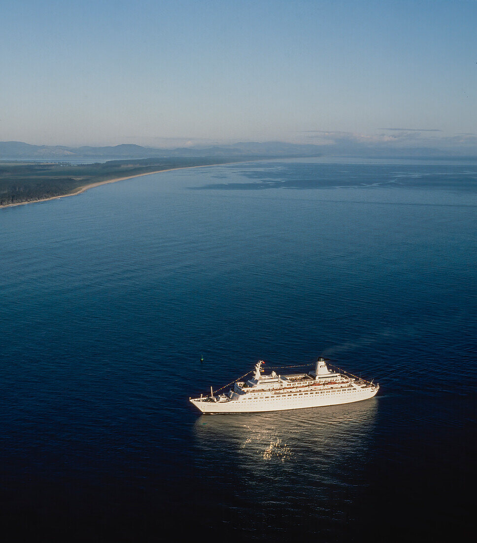 Luftaufnahme von The Love Boat (Pacific Princess), das in den Hafen von Tauranga einfährt