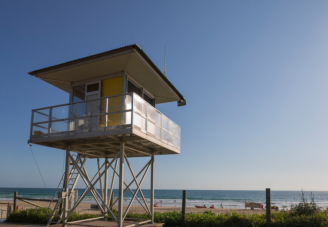 Surf Lifesaving Observation Tower vor Strand am Alexander Parade Beach, Sunshine Coast