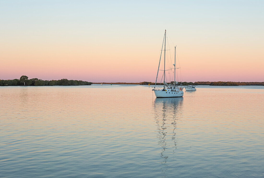 Yacht in ruhigem Wasser bei Sonnenuntergang vor Kangaroo Island