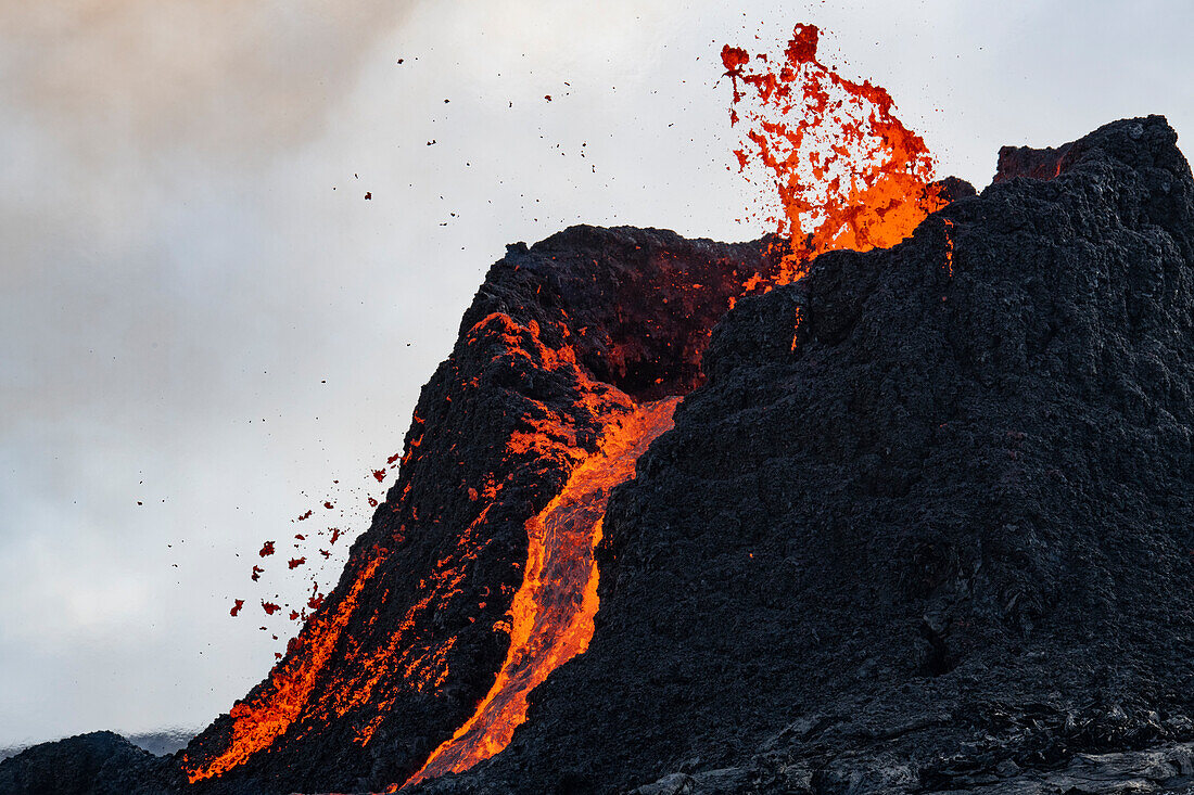 Halbinsel Reykjanes, Island - 23. März 2021: Vulkanausbruch Halbinsel Reykjanes Island. Vulkan Fagradalsfjall. Geldingadalir-Eruption