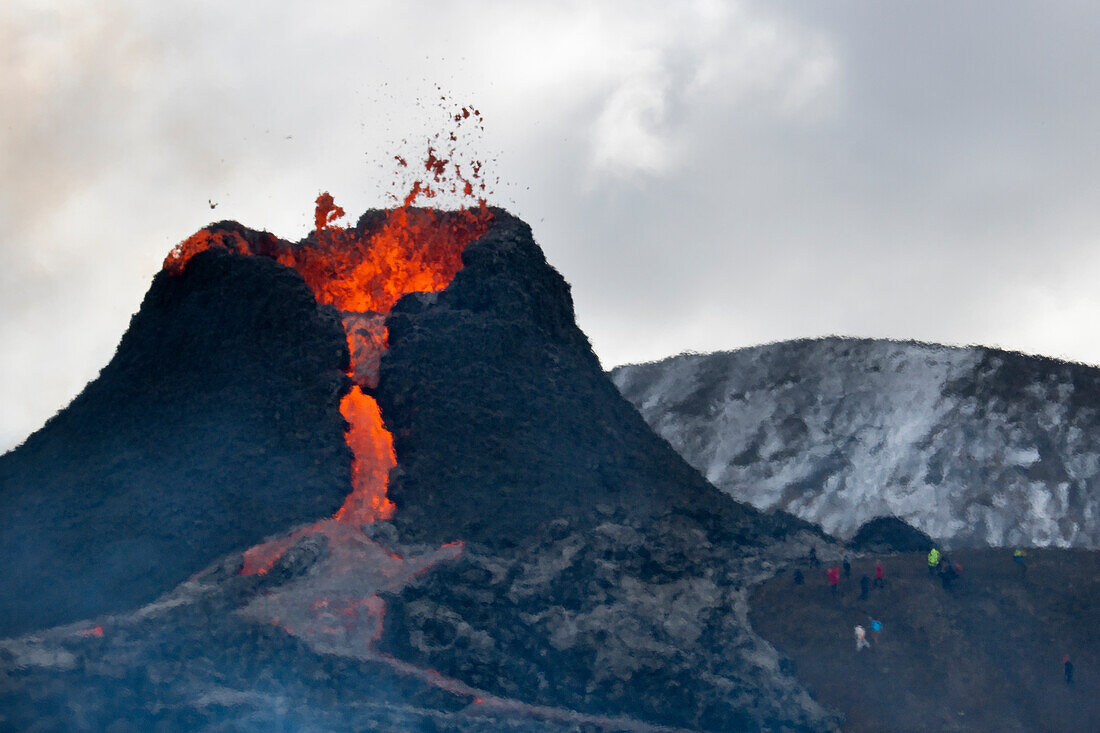 Halbinsel Reykjanes, Island - 23. März 2021: Vulkanausbruch und Hitzeflimmern Halbinsel Reykjanes Island. Vulkan Fagradalsfjall. Geldingadalir-Eruption