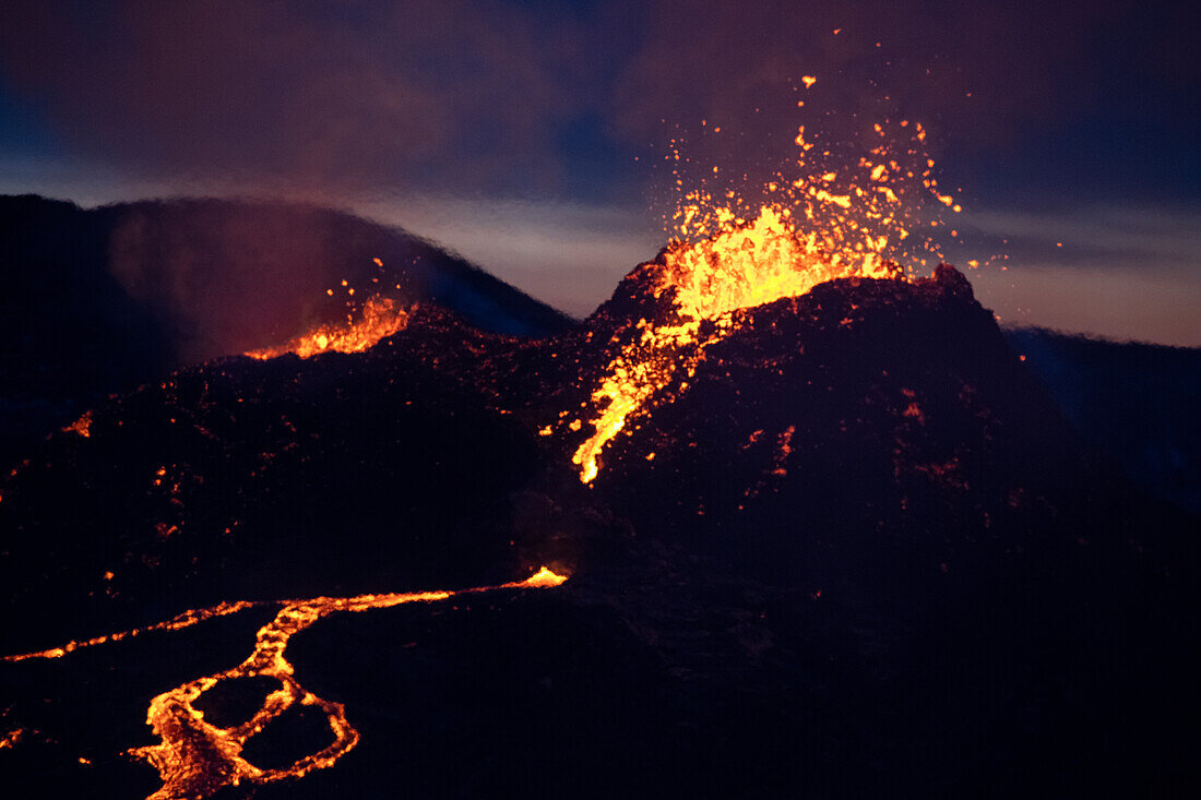 Halbinsel Reykjanes, Island - 27. März 2021: Vulkanausbruch Halbinsel Reykjanes Island in der Abenddämmerung. Vulkan Fagradalsfjall. Geldingadalir-Eruption