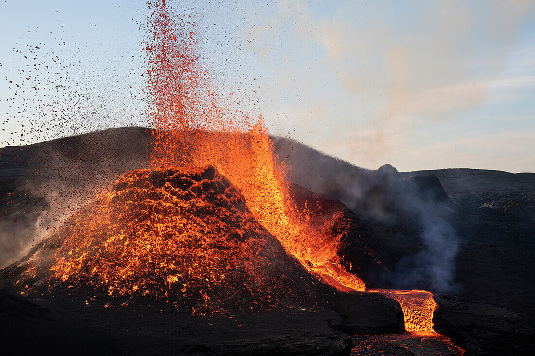 Halbinsel Reykjanes, Island - 4. Mai 2021: Nahaufnahme der Geldingadalir-Eruptionslava