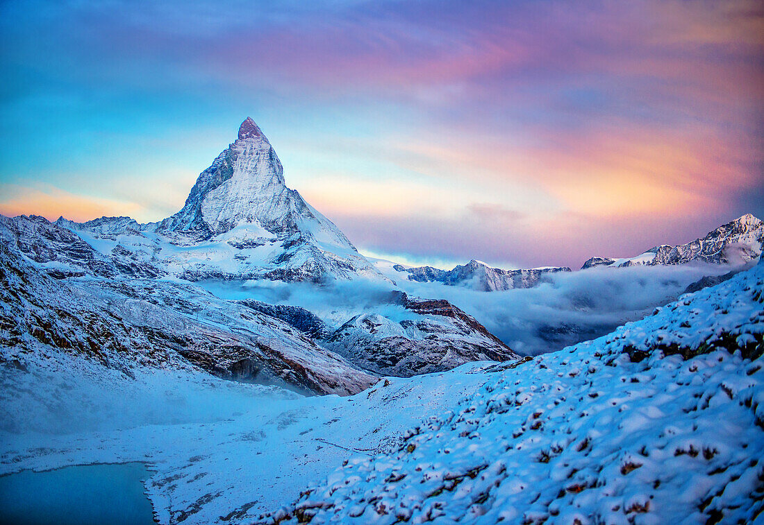 Zermatt, Matterhorn an einem verschneiten Morgen bei Sonnenaufgang