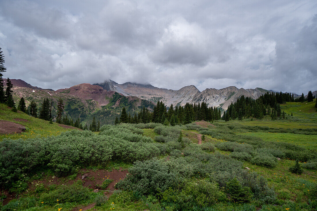 Dramatische graue Wolkenlandschaft in Colorado Alpine