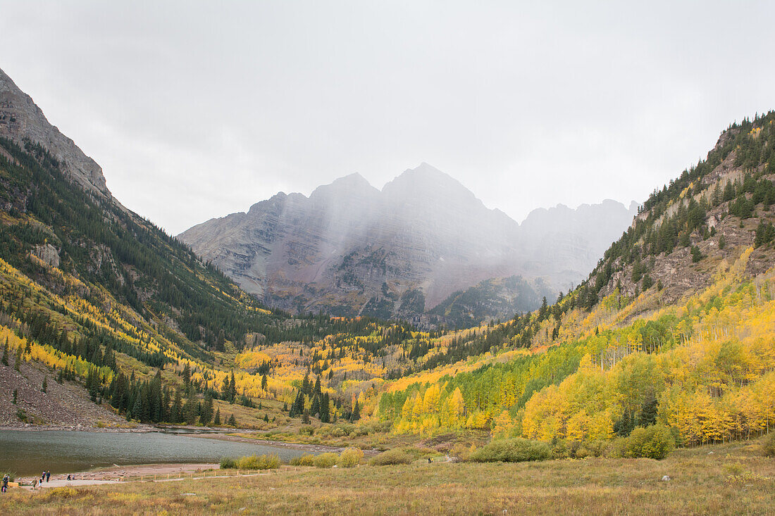 Maroon Bells, Elk Mountains, mit buntem Herbstlaub. Aspen Colorado