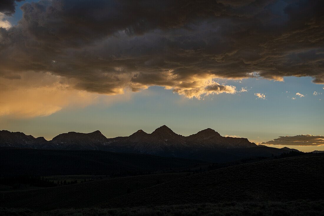 Sonnenuntergang über den Sawtooths Stanley Idaho.