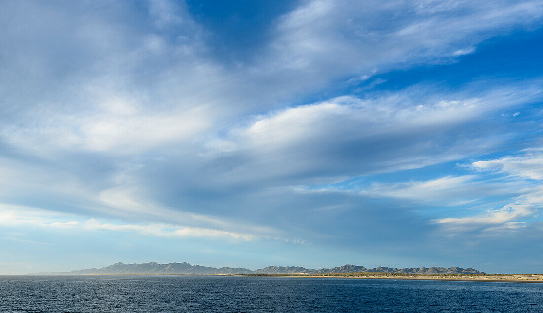 Blauer Himmel über Isla Magdalena und Magdalena Bay bei Sonnenaufgang