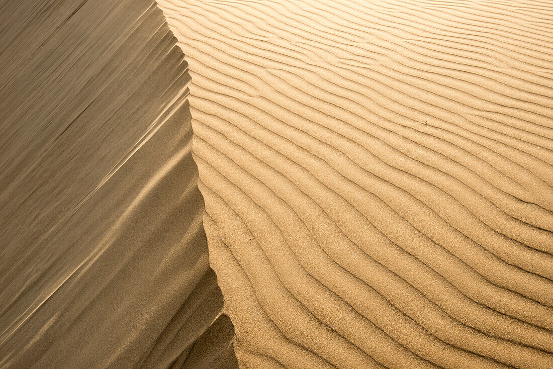 Schatten auf Wellen auf Sanddünen, Isla Magdalena, Baja California Sur