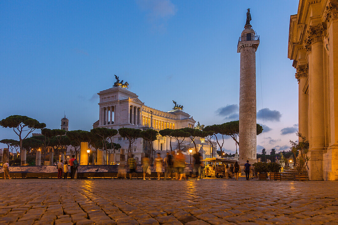 Rom, Trajanssäule, Trajansmärkte, Vittoriano am Abend, Latium, Italien