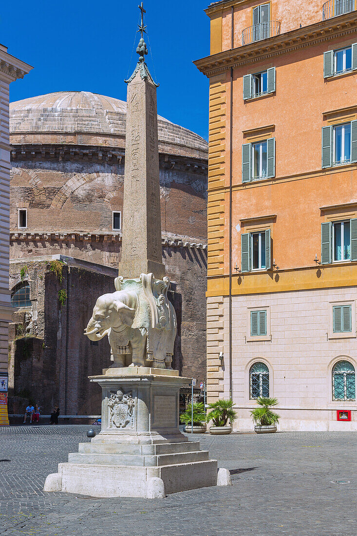 Rom, Piazza della Minerva, Obelisk mit Elefantenskulptur von Gian Lorenzo Bernini, Latium, Italien