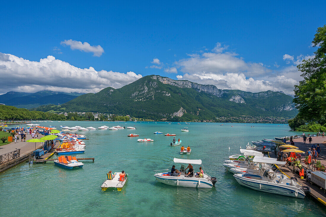 Blick von der Pont des Amours auf den Lac de Annecy, Département Haute-Savoie, Auvergne-Rhône-Alpes, Frankreich