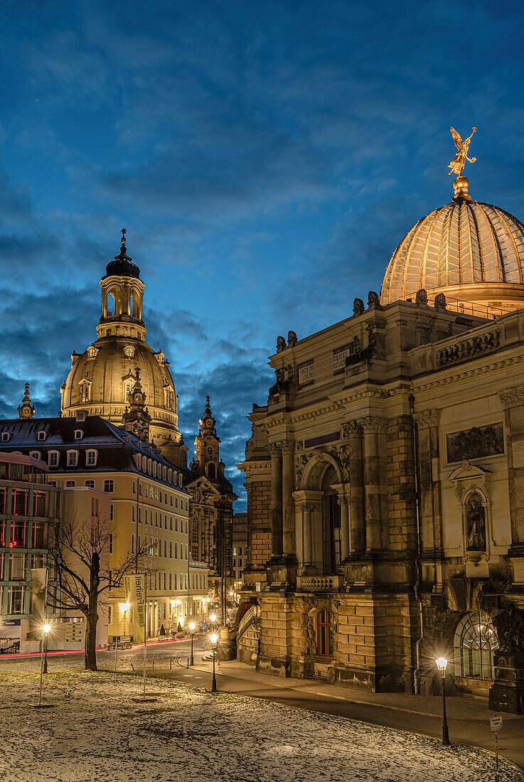 Beleuchtete Kunsthalle im Lipsiusbau am Georg Treu Platz mit der Frauenkirche Dresden bei Nacht, Sachsen, Deutschland 