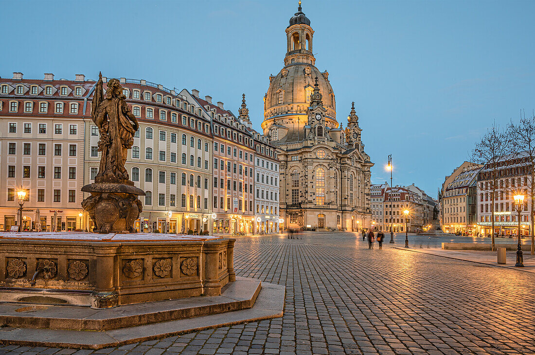 Friedensbrunnen oder Türkenbrunnen am Neumarkt von Dresden am Abend, Sachsen, Deutschland