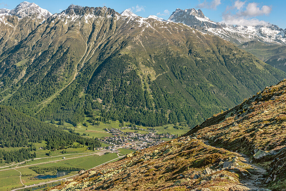 Aussicht vom Muottas Muragl auf das Bergdorf Samedan im Engadin, Graubünden, Schweiz