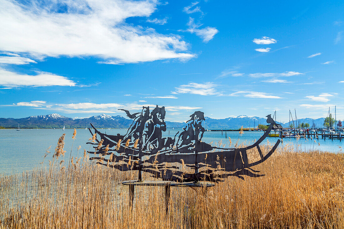 Kunstwerk Keltenschiff in Seebruck am Chiemsee,  Chiemgau, Oberbayern, Bayern, Deutschland