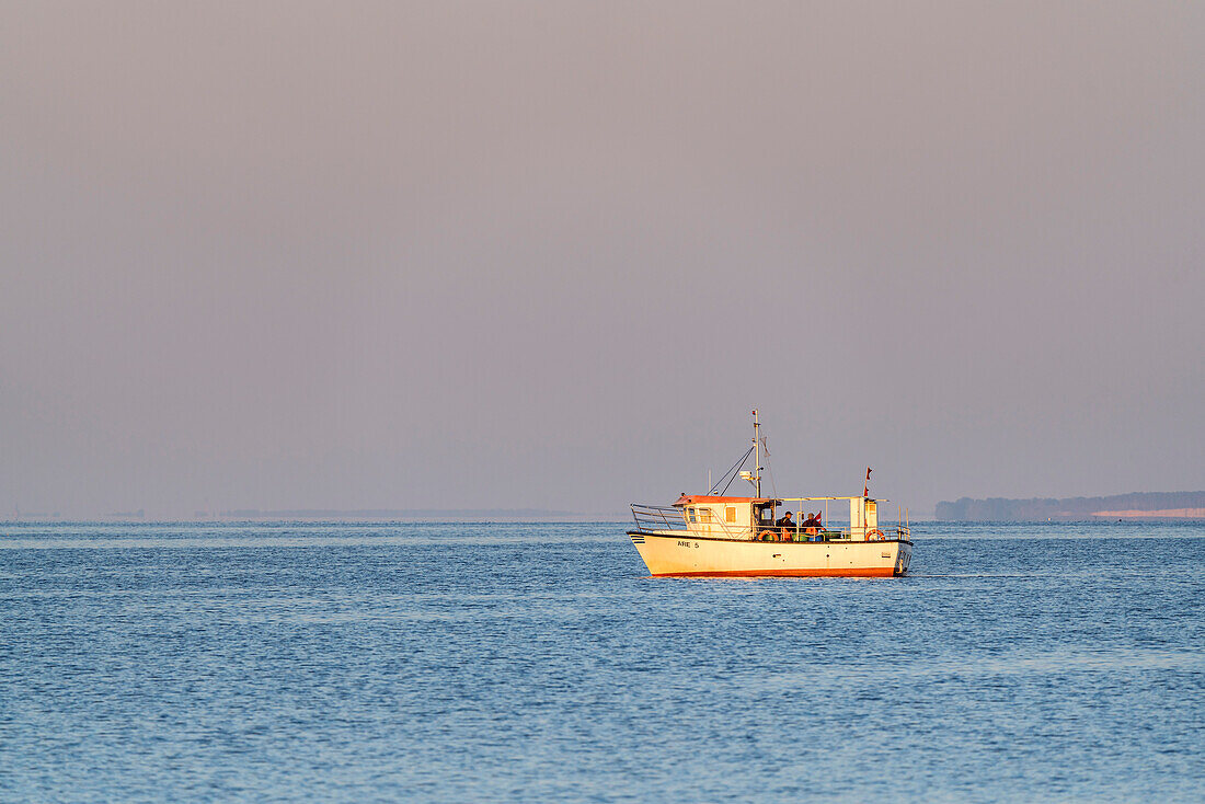 Fischerboot auf dem Bodden, Neu Reddevitz, Insel Rügen, Mecklenburg-Vorpommern, Deutschland