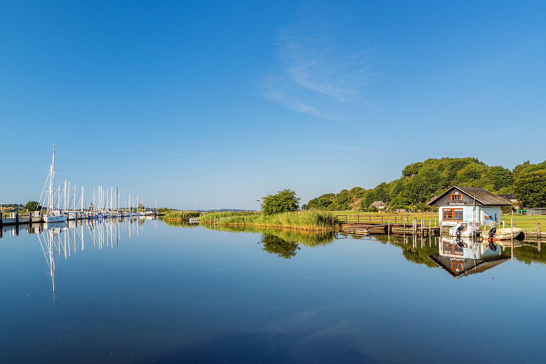 Altes Fährhaus in Moritzdorf mit Blick auf den Jachthafen Baabe, Baabe, Insel Rügen, Mecklenburg-Vorpommern, Deutschland