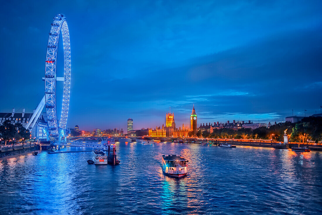 Blick auf das London Eye und die Houses of Parliament, London, England, Vereinigtes Königreich