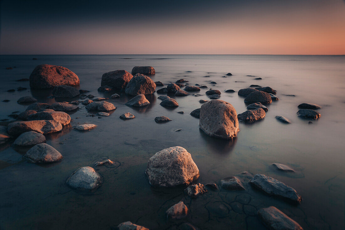 Langzeitbelichtung zum Sonnenuntergang am Strand bei Hjerpsted Sogn, Dänemark