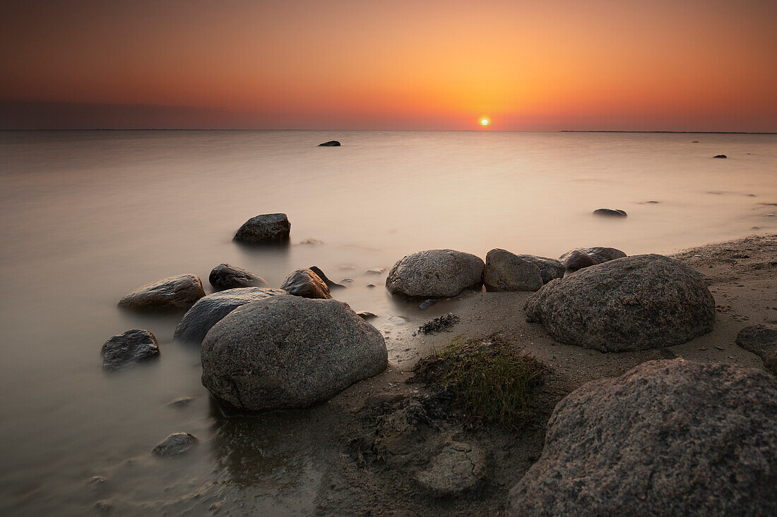 Langzeitbelichtung zum Sonnenuntergang am Strand bei Hjerpsted Sogn, Dänemark