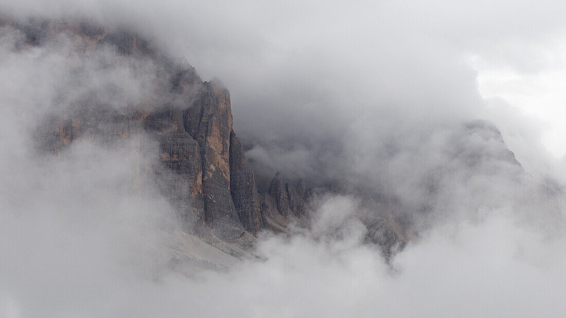 Blick auf Tofana di Rozes im Nebel, Rifugio Cinque Torri, Dolomiten, Höhenweg 1, Südtirol, Italien