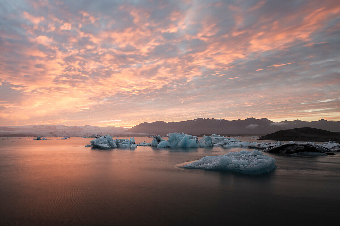 Langzeitbelichtung an der Gletscherlagune zur Mitternachtssonne, Island