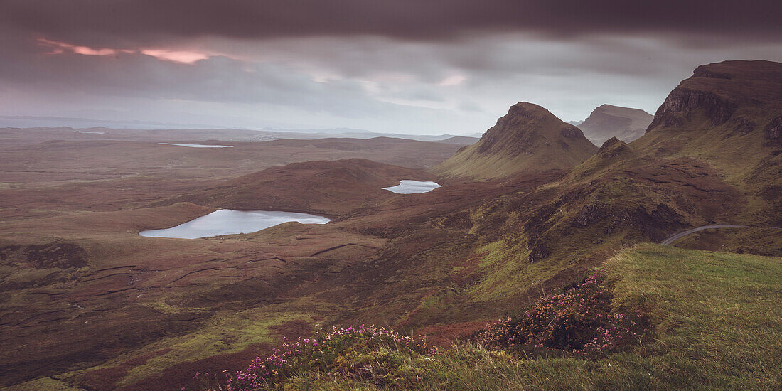 Ausblick über die Ebene am Quiraing auf der Isle of Skye in Schottland zur Morgenstunde, Isle of Skye, Schottland, Großbritannien
