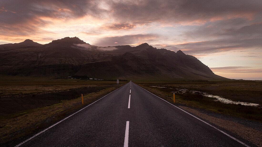 Ringstraße bei Reynivellir zur Mitternachtssonne, Island