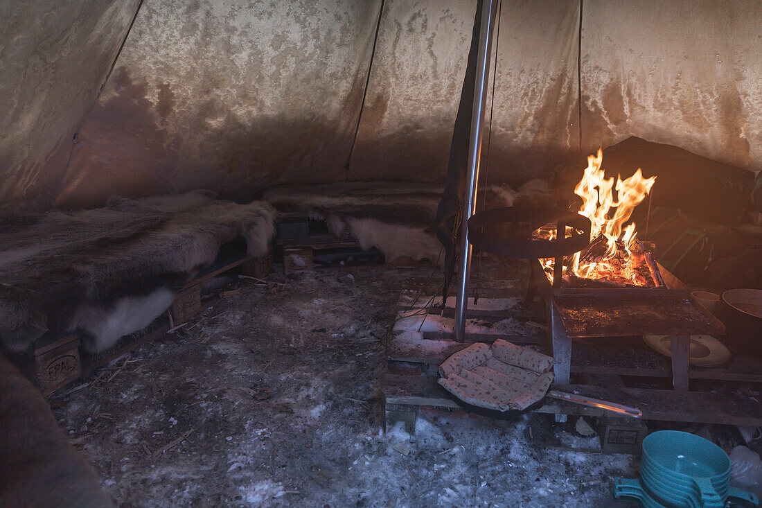 Innenraum des Tipi-Zeltes und Winterszene in Schwedisch Lappland