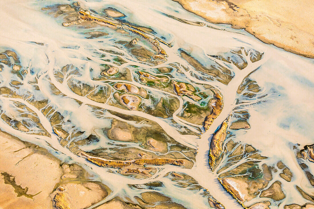 Abstrakte Luftaufnahme von Kati Thanda, Lake Eyre Trockenwüste in Australien mit kleinem Fluss