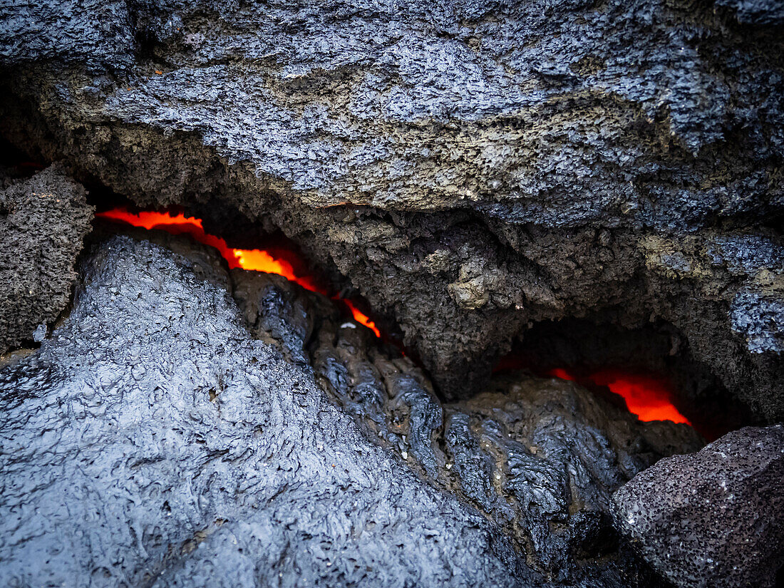 Heißes Magma sichtbar unter erkalteter Lavakruste, Vulkan Fagradalsfjall, Vulkanausbruch bei Geldingadalir, Island