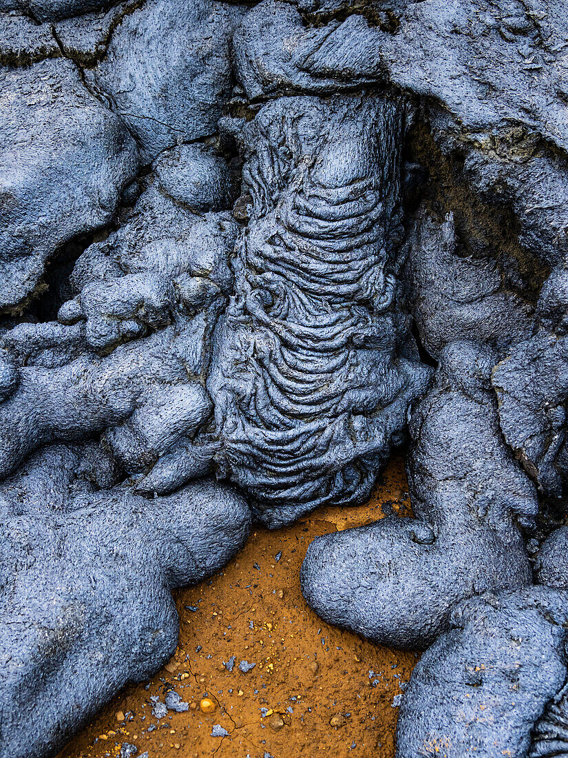 Abstrakte Muster in Pahoehoe-Lava vom Vulkan Fagradalsfjall, Island