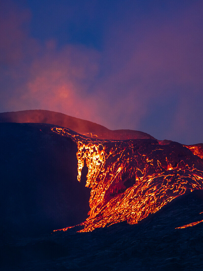 Glühende Lava in der Dämmerung, Vulkan Fagradalsfjall vom Observation Hill, Island