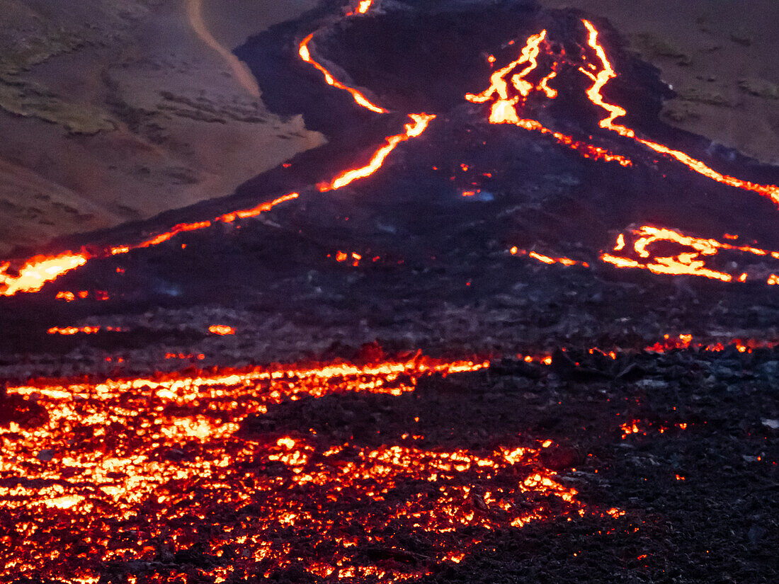 Glühender Lavastrom beim Vulkanausbruch des Fagradalsfjall in Geldingadalir, Island