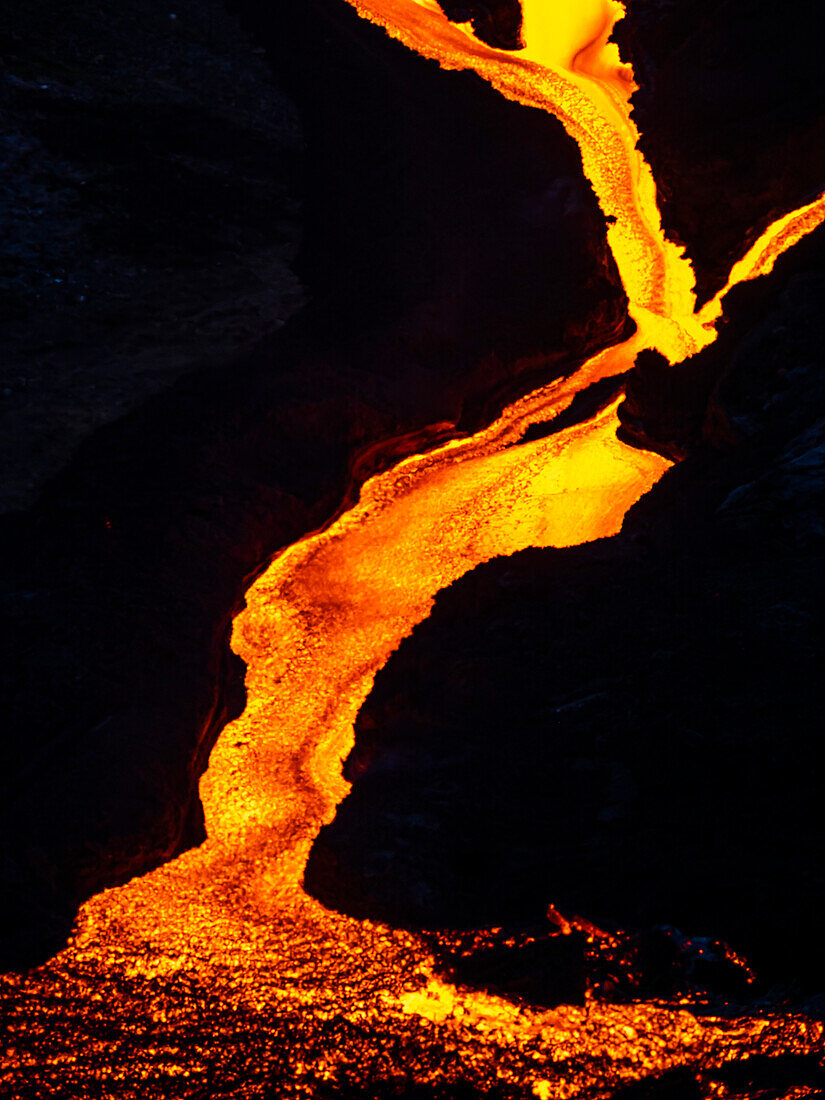 Glühende Lavakaskaden vom Vulkanausbruch des Fagradalsfjall bei Geldingadalir, Island