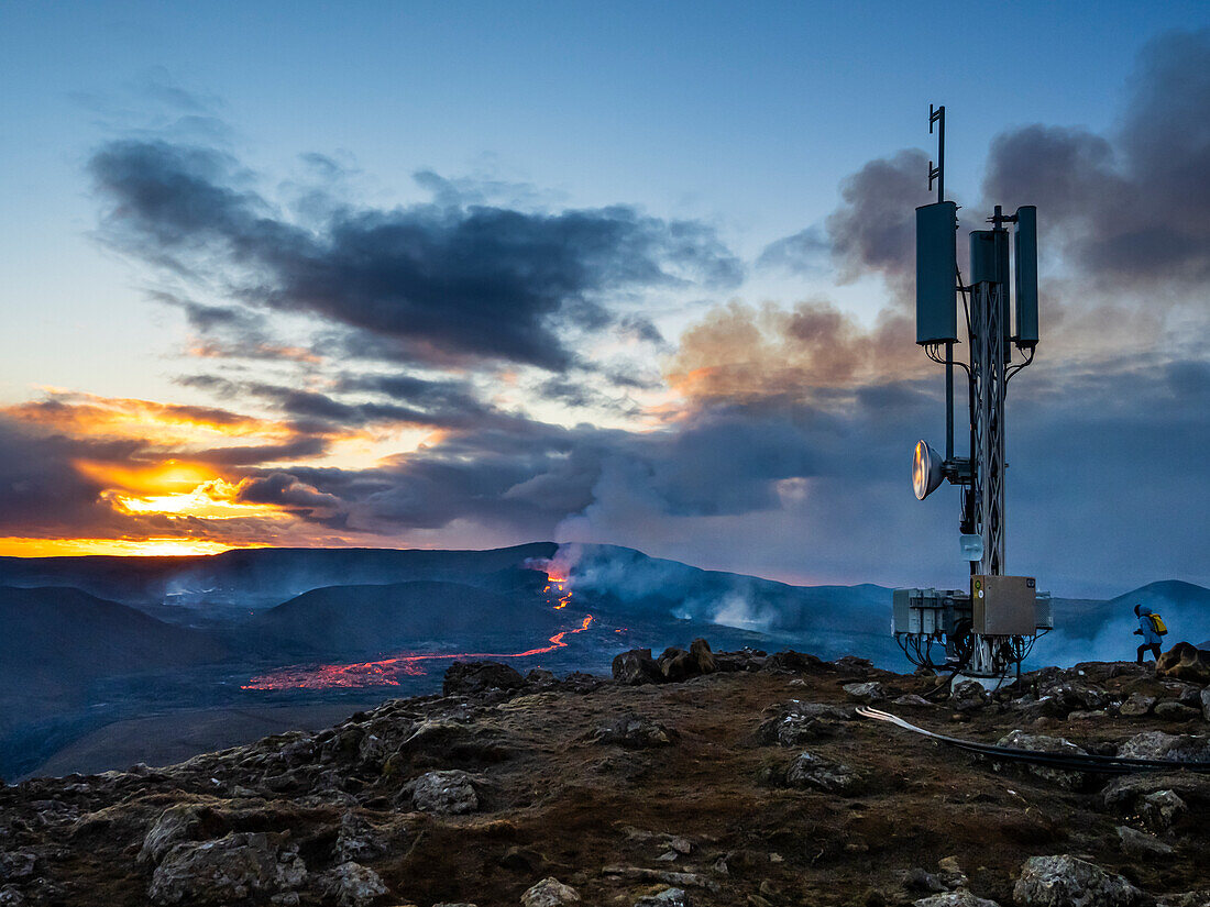 Fernmeldeturm auf Long Ridge über Fagradalsfjall Vulkanausbruch bei Geldingadalir, Island