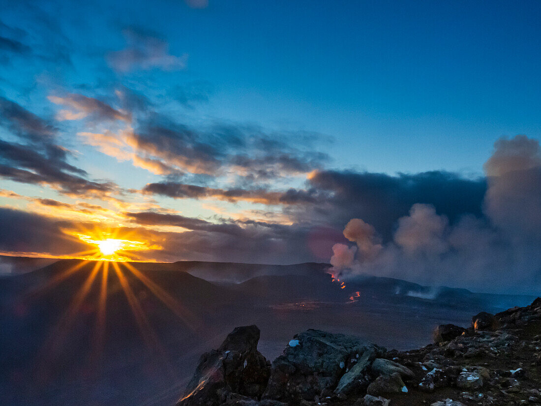Wolken bei Sonnenuntergang und glühender Lavastrom, Fagradalsfjall Vulkanausbruch bei Sonnenuntergang, Island