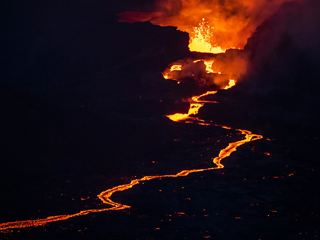 Kratereruption und glühender Magmastrom beim Vulkanausbruch des Fagradalsfjall in Geldingadalir, Island