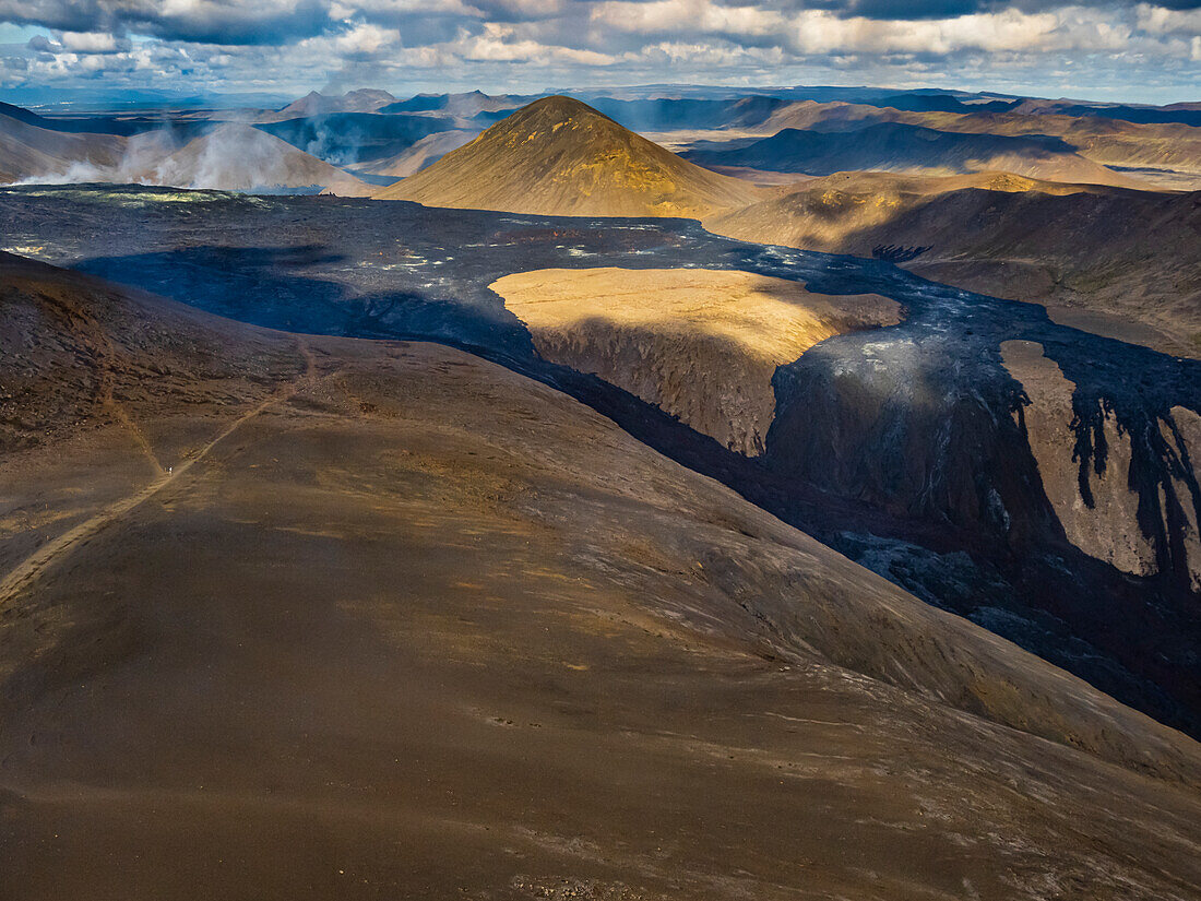 Luftaufnahme von Lavaströmen aus dem Fagradalsfjall-Krater, Vulkanausbruch bei Geldingadalir, Island