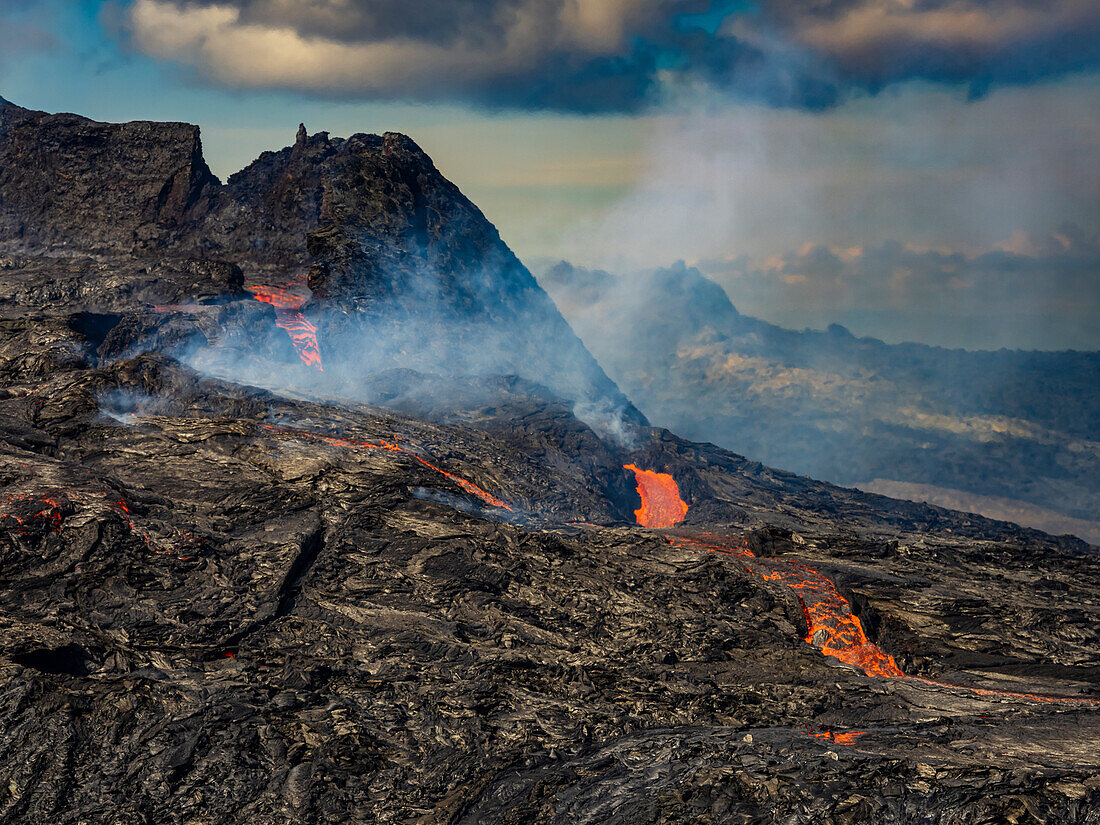 Luftaufnahme, Lavaströme aus dem Fagradalsfjall-Krater, Vulkanausbruch bei Geldingadalir, Island