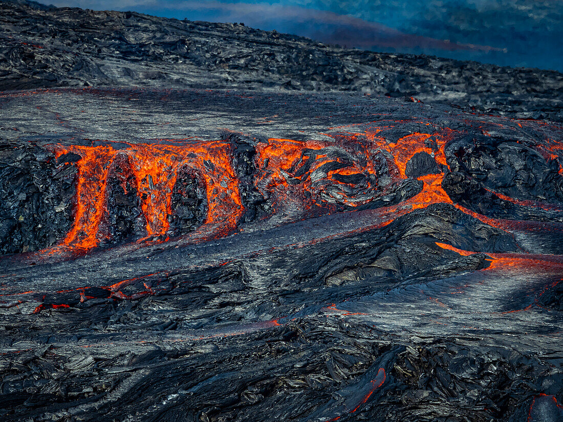 Heiße Lava fließt aus dem Krater Fagradalsfjall, Vulkanausbruch in Geldingadalir, Island