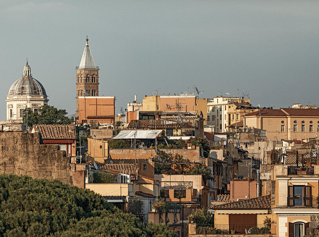 Historische Dächer von Rom in der Altstadt in der Nähe des Forum Italien