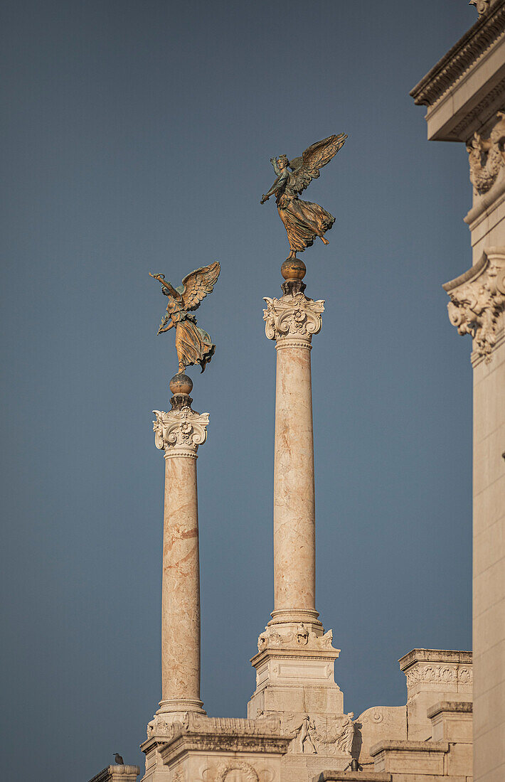 Säulen mit Engeln am Altar des Vaterlandes, Rom, Italien