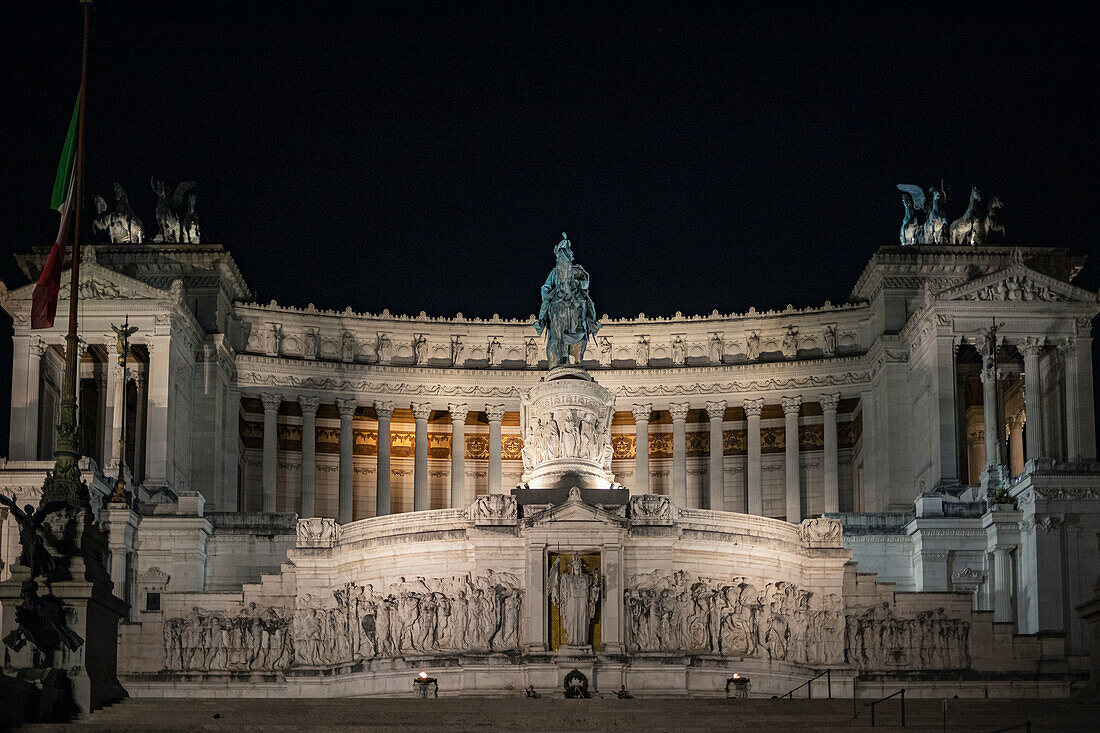 Das Victor Emmanuel II National Monument bei Nacht Rom Italien