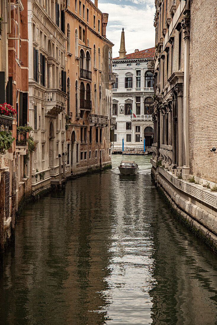 Kleiner Kanal mit Boot in Venedig, Venetien Italien