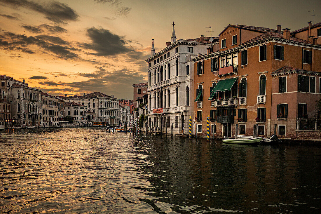 Abendhimmel am Canale Grande in Venedig, Italien