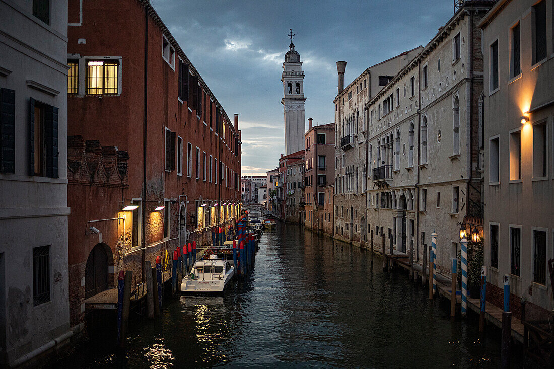 Kanal am Abend in Venedig, Italien