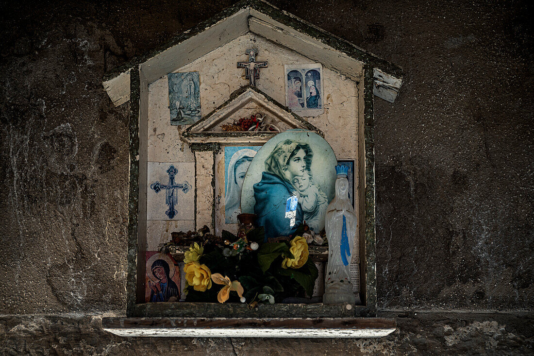 Religiöse Nische in einer Gasse in Burano Venedig Italien