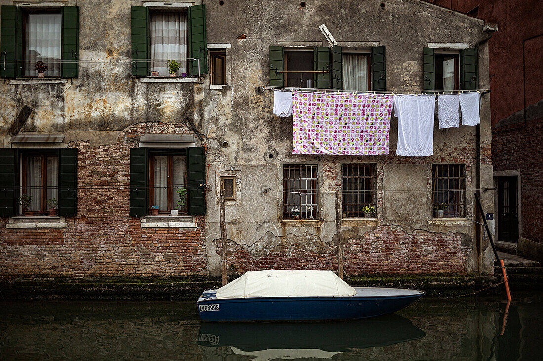 Alte Fassade vom Wasser aus, Kanal in Venedig, Italien